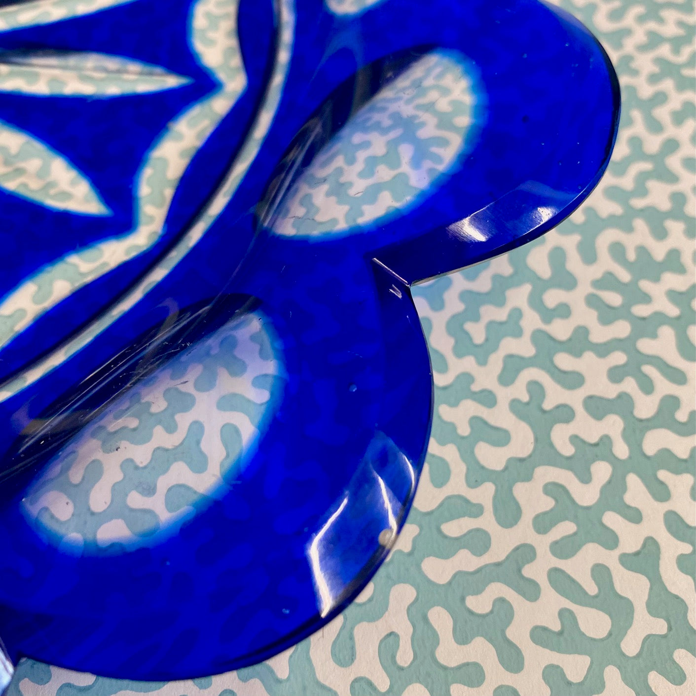 Cobalt Bohemian Glass Centre Plate with Scalloped Edge G140