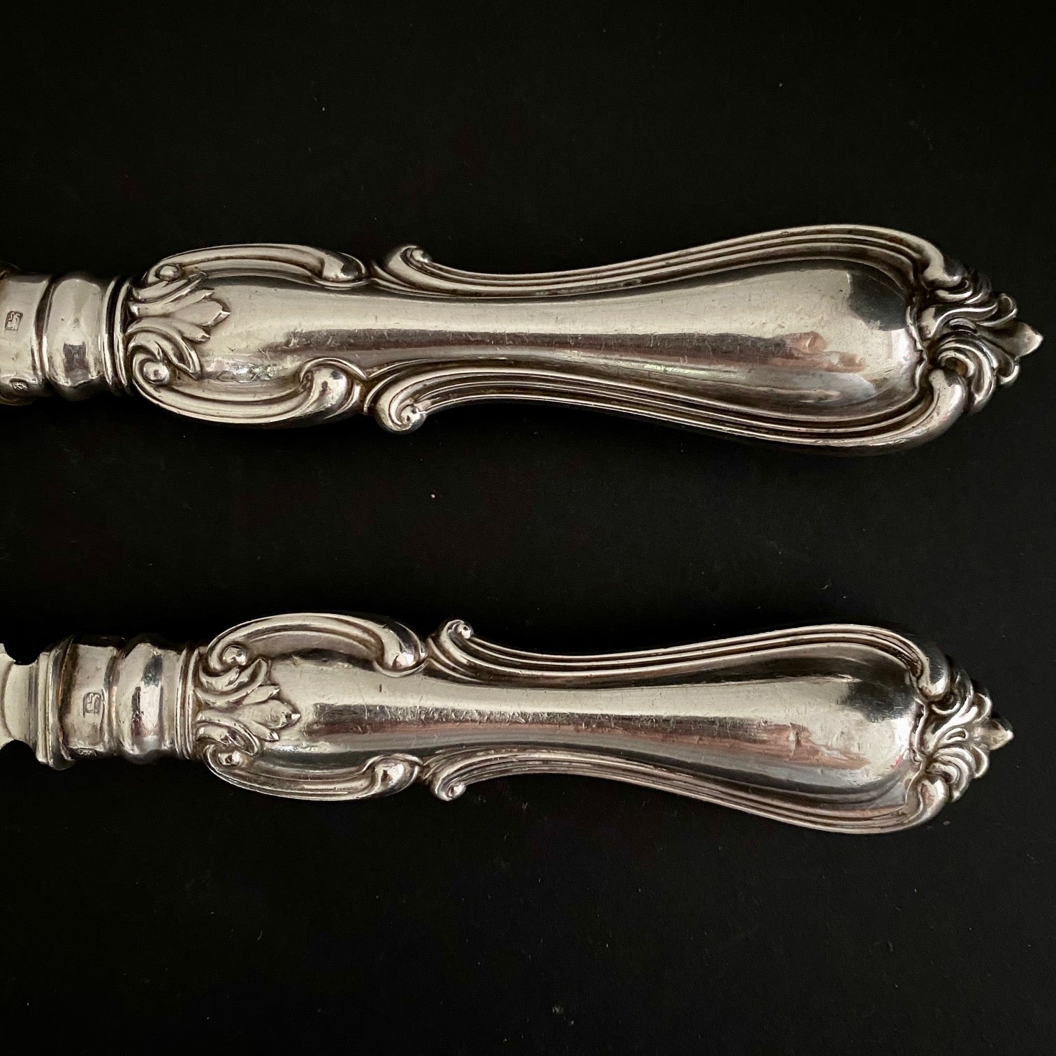 K73 ANTIQUE PAIR LARGE SILVER PLATED FISH/PAVLOVA SERVERS