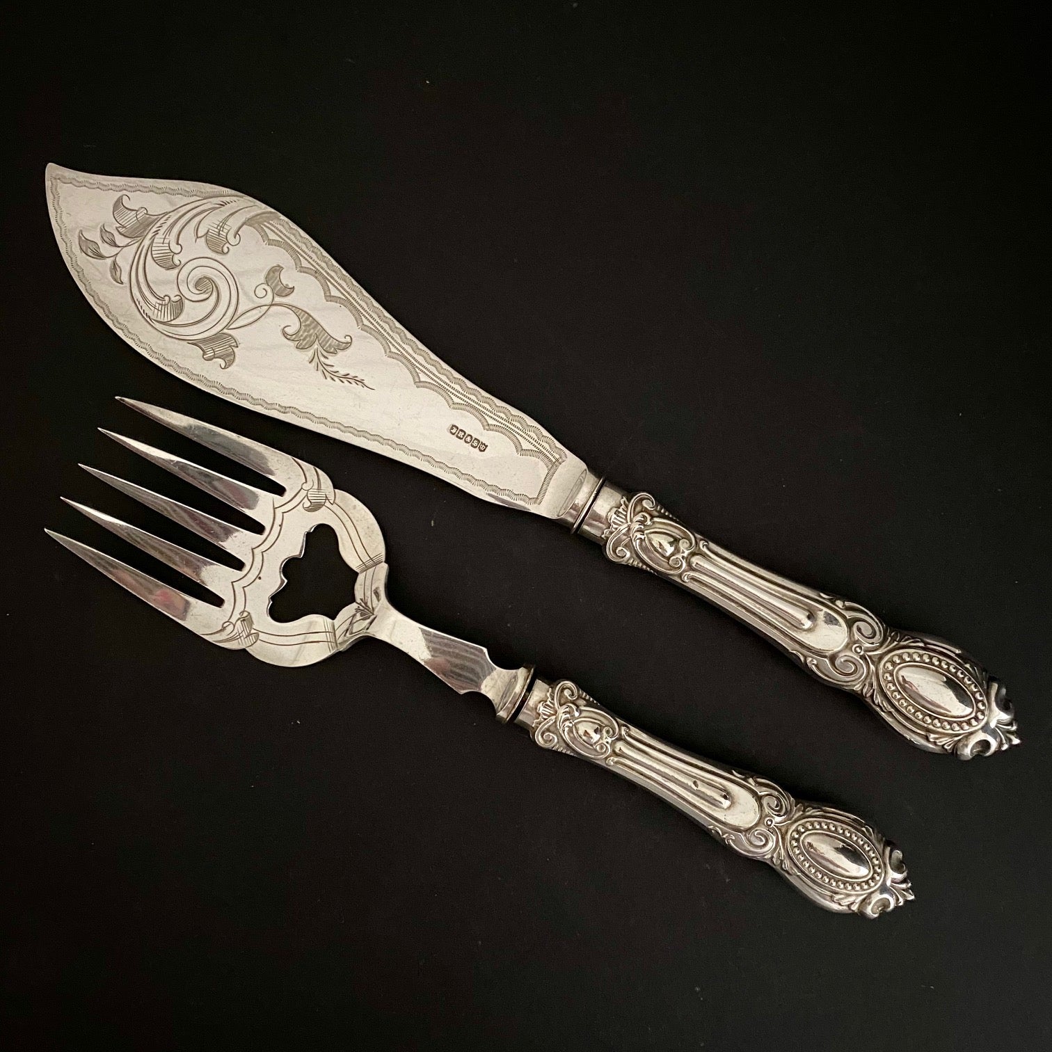 K75 ANTIQUE PAIR SILVER PLATED FISH/PAVLOVA SERVERS