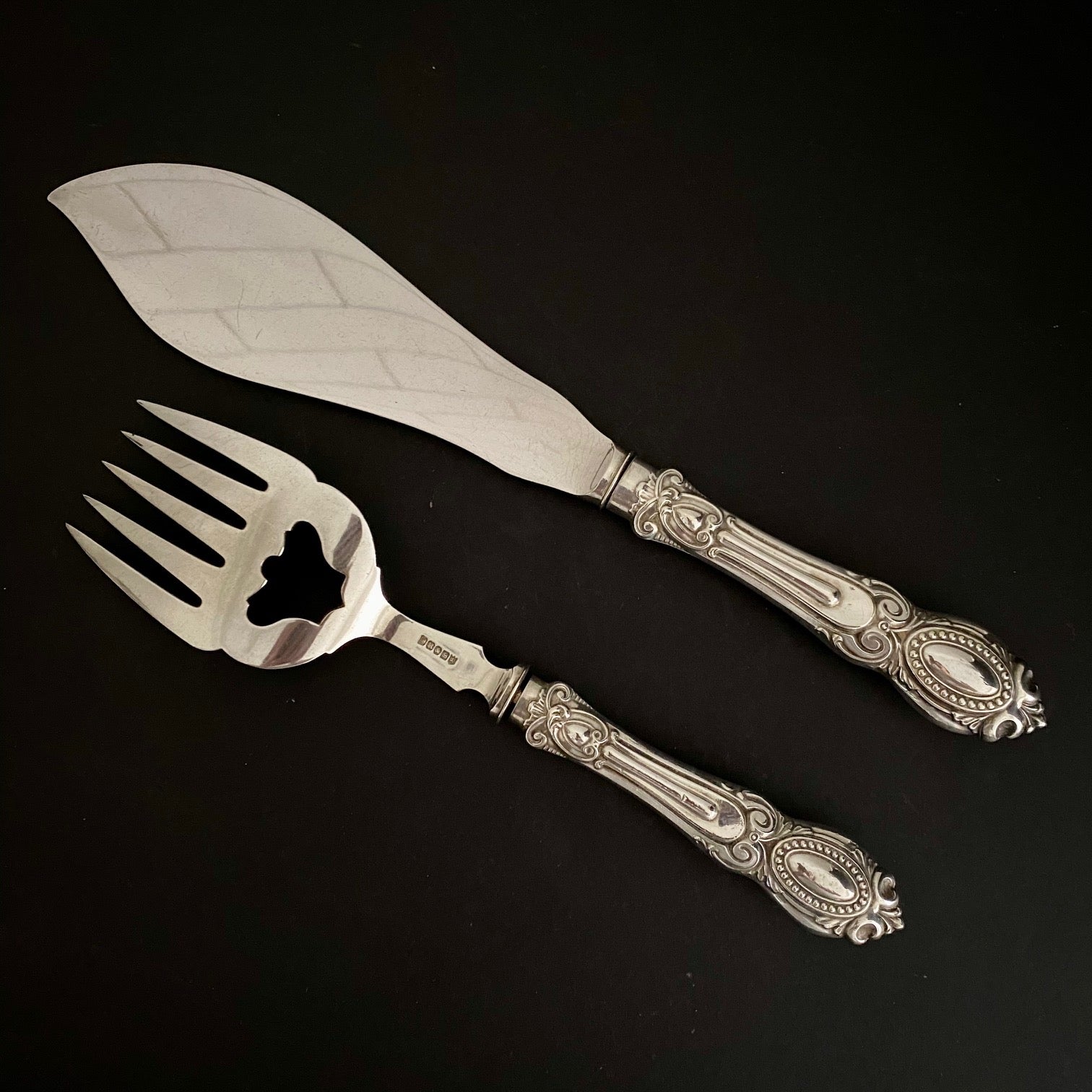 K75 ANTIQUE PAIR SILVER PLATED FISH/PAVLOVA SERVERS