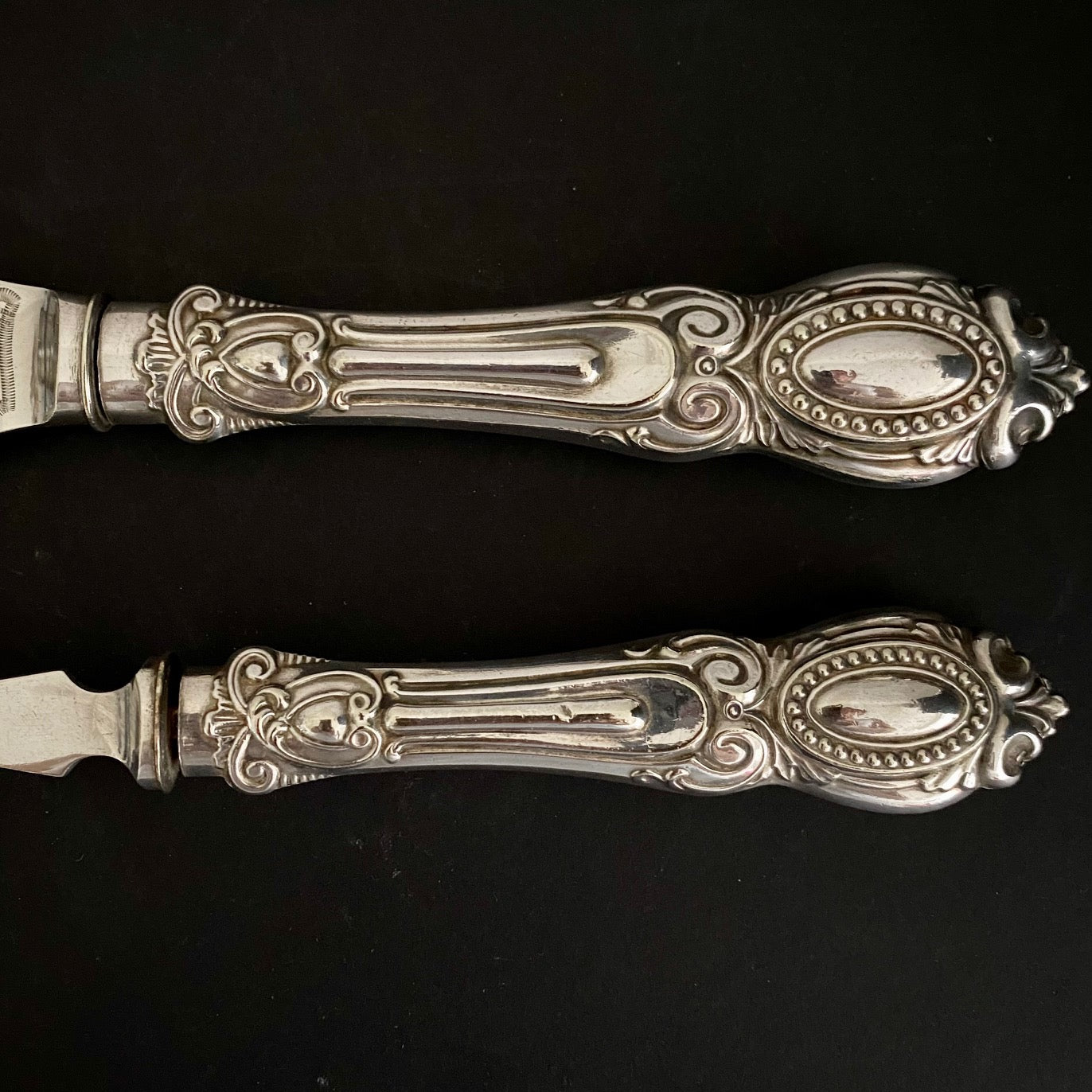 K75 ANTIQUE PAIR SILVER PLATED FISH/PAVLOVA SERVERS