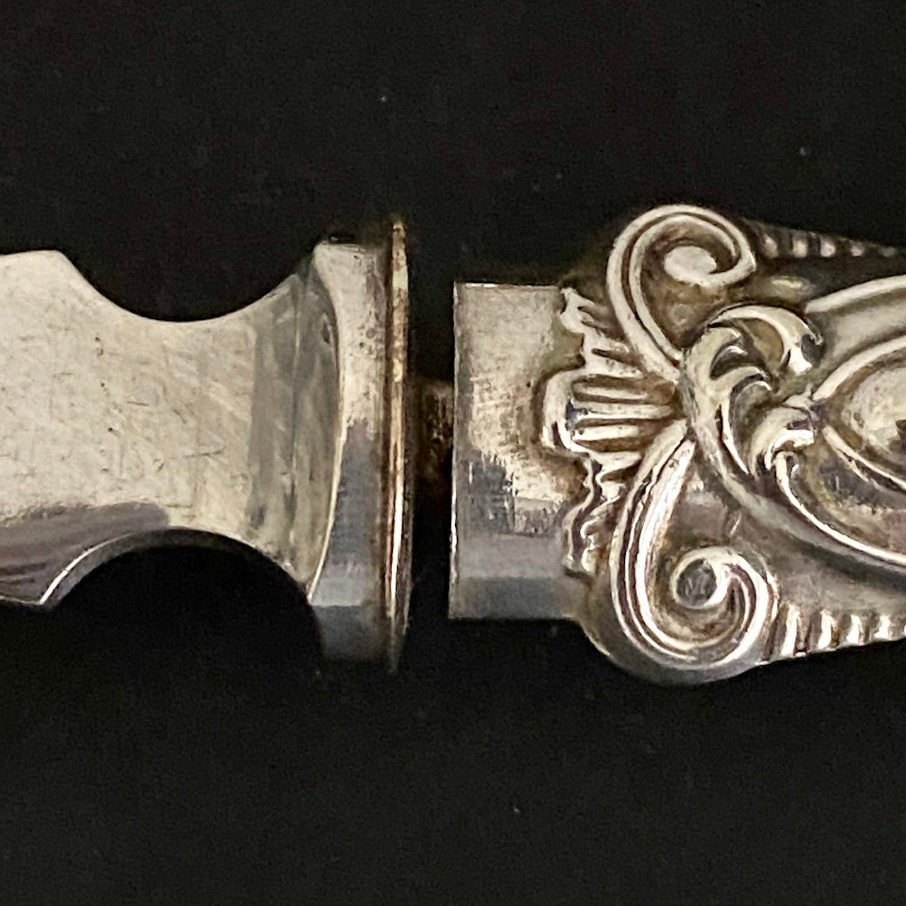 K75 ANTIQUE PAIR SILVER PLATED FISH/PAVLOVA SERVERS