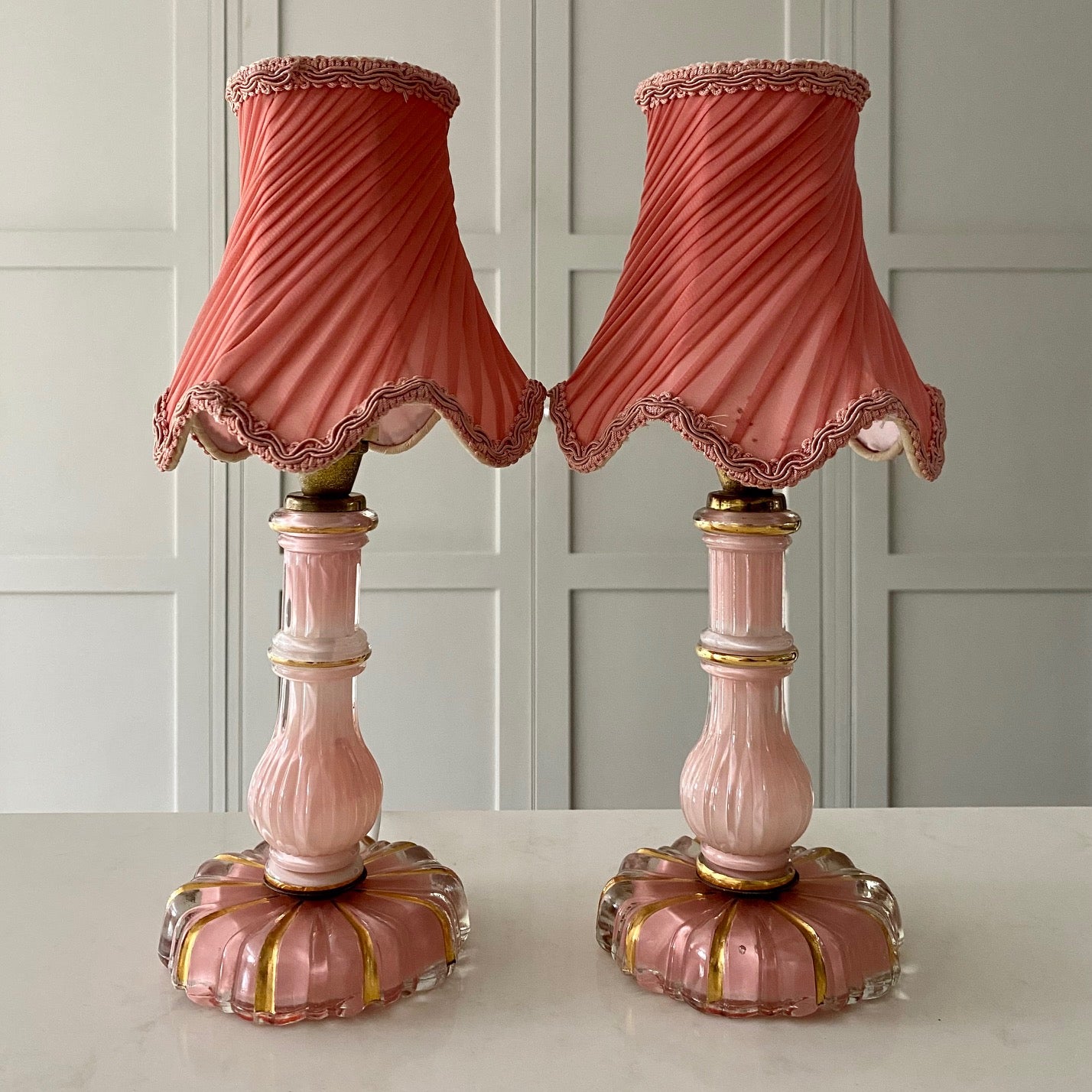 Y30 PAIR VINTAGE MID CENTURY PINK & GOLD GLASS SMALL LAMPS