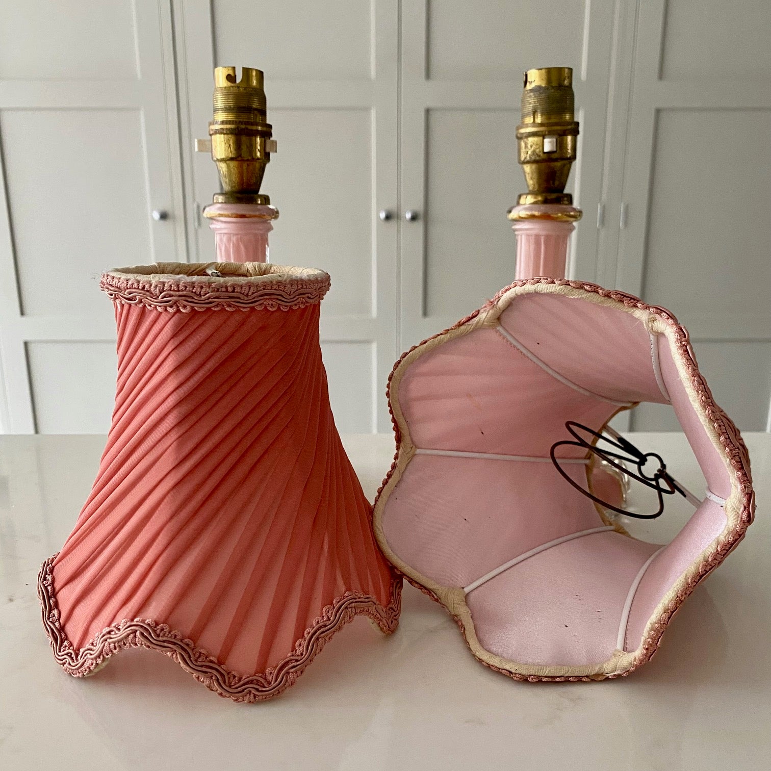 Y30 PAIR VINTAGE MID CENTURY PINK & GOLD GLASS SMALL LAMPS