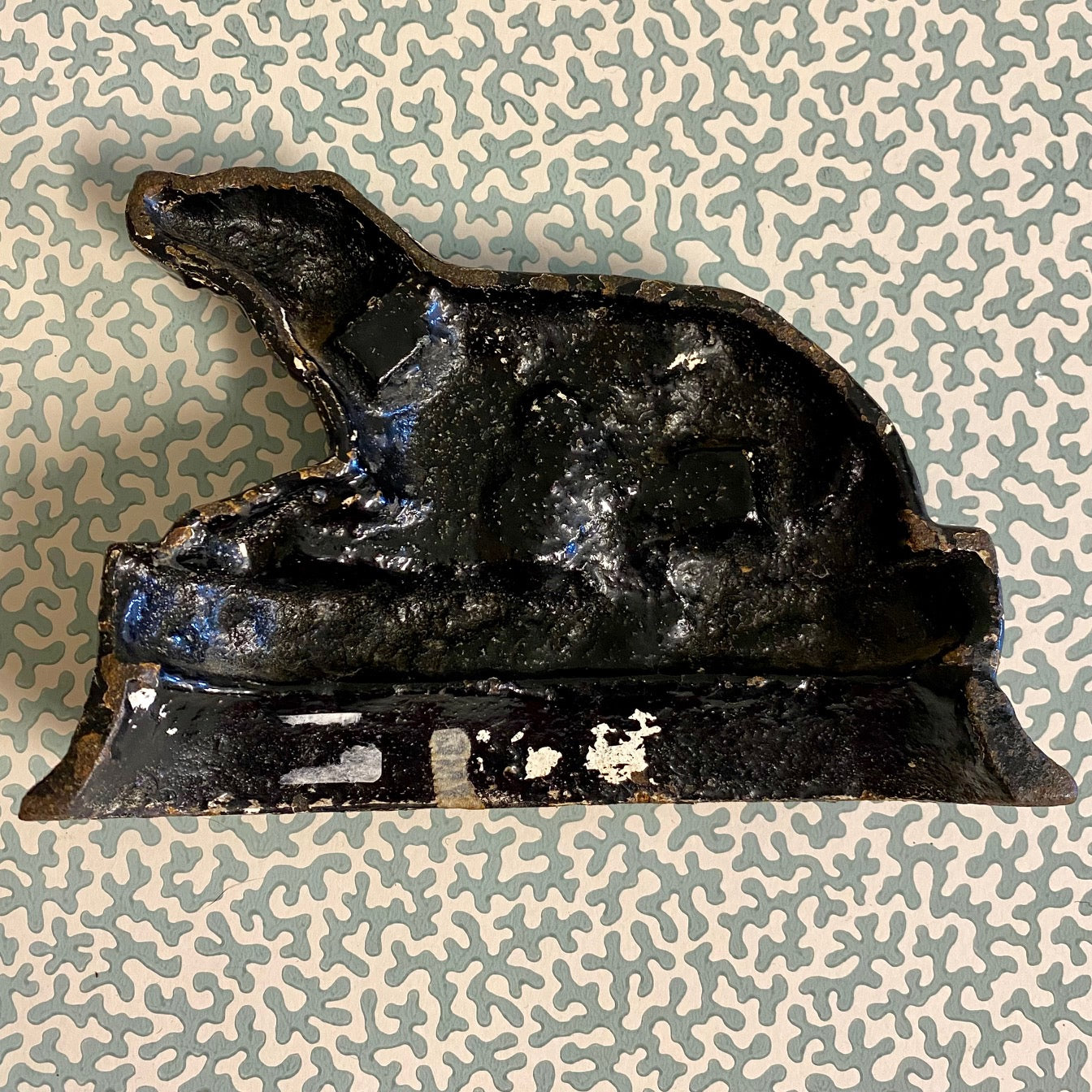L90 ANTIQUE CAST IRON BLACK PAINTED SINGLE MANTLE DOG