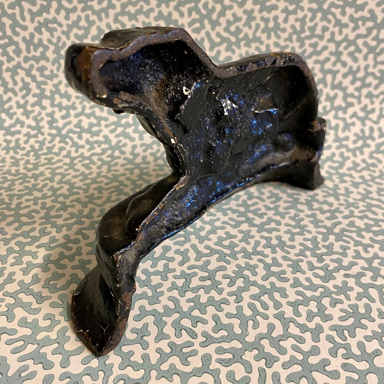 L90 ANTIQUE CAST IRON BLACK PAINTED SINGLE MANTLE DOG