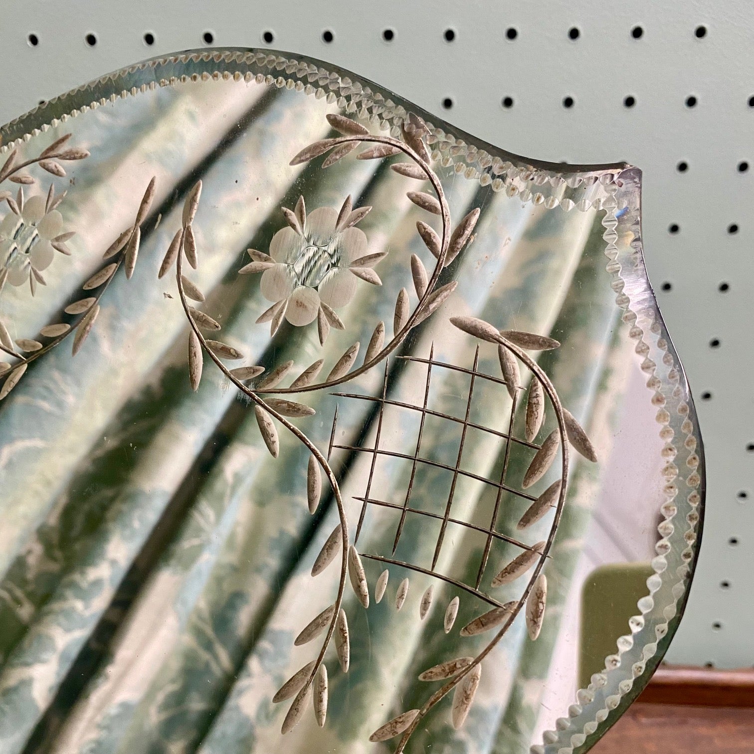 Pretty Etched Dressing Table Mirror R31