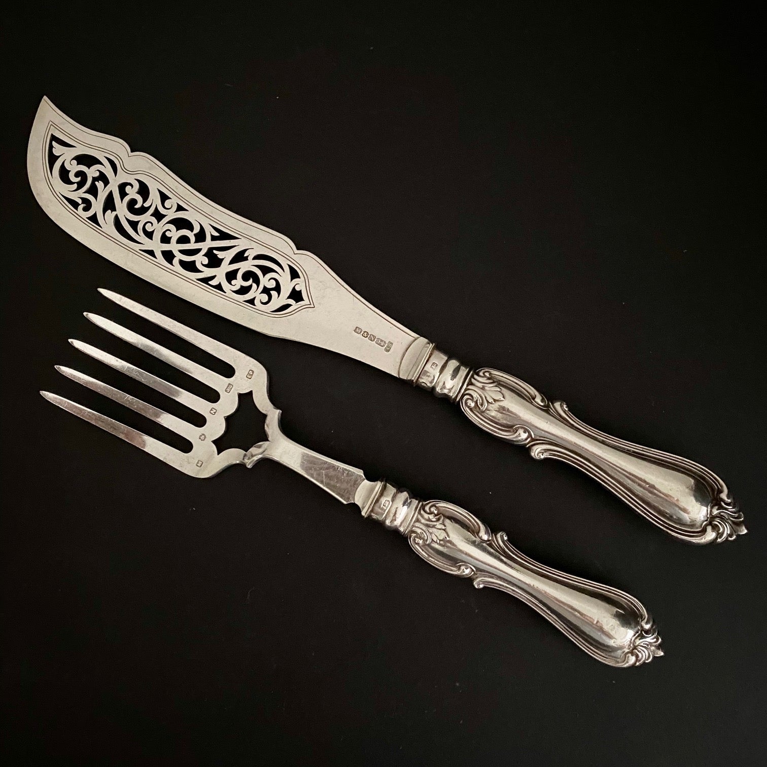 K73 ANTIQUE PAIR LARGE SILVER PLATED FISH/PAVLOVA SERVERS