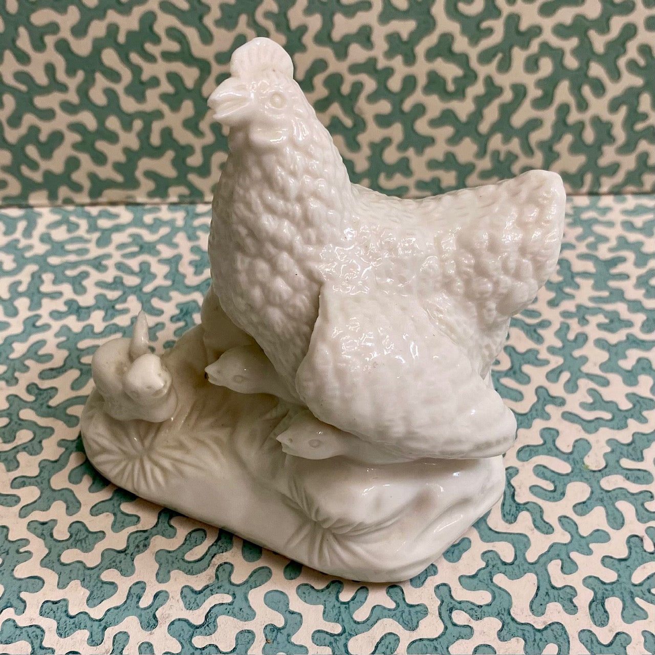 Porcelain Hen With Her Chicks  G159