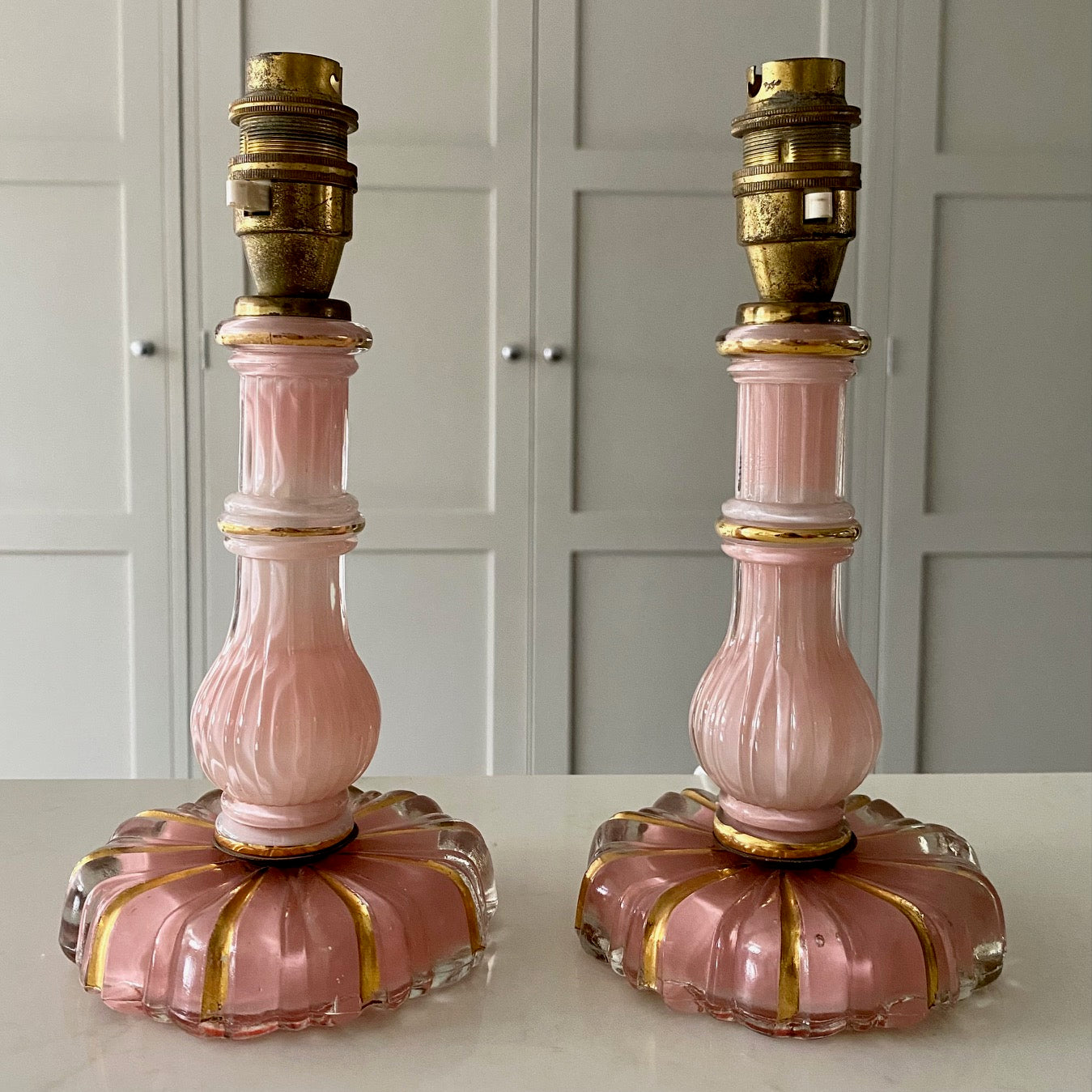 Y30 PAIR VINTAGE MID CENTURY PINK & GOLD GLASS SMALL LAMPS