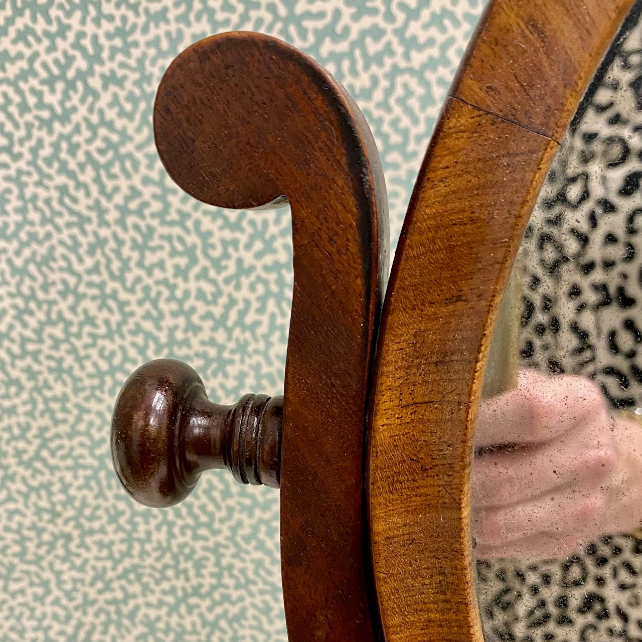 19th Century Mahogany Round Dressing Table Mirror with Gadrooned Base
